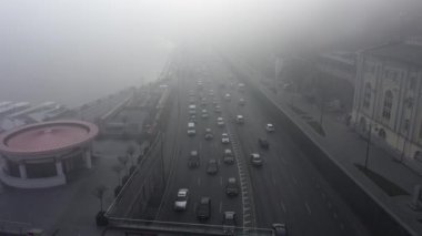 Sis kaplı bir şehir. Şehir trafiği, hava manzarası
