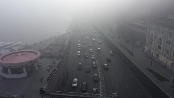 Una ciudad cubierta de niebla. Tráfico urbano, vista aérea — Vídeos de Stock