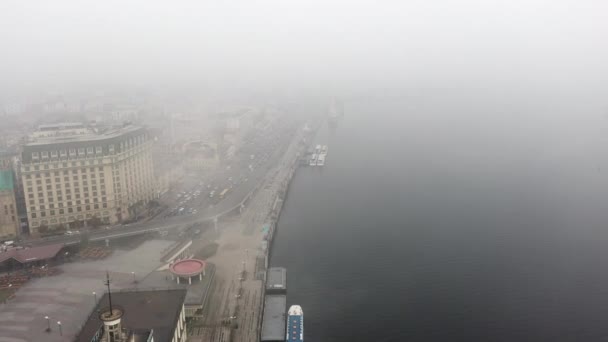 En stad täckt av dimma. Stadstrafik, flygsikt — Stockvideo