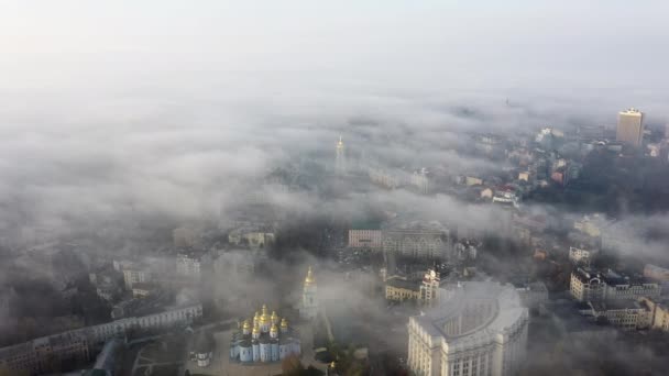 Veduta aerea della città nella nebbia — Video Stock