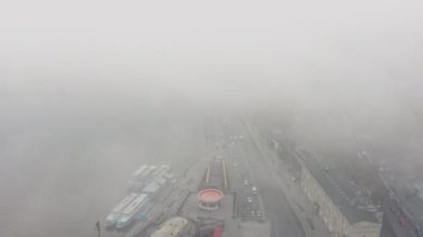Sis kaplı bir şehir. Şehir trafiği, hava manzarası