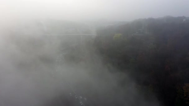 Une ville couverte de brouillard. Circulation urbaine, vue aérienne — Video