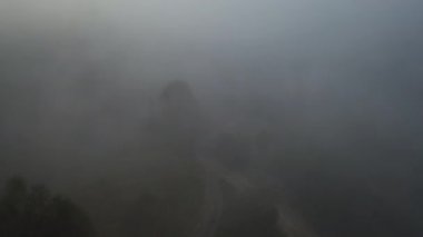 Güzel bir sonbahar gününde, sabah sis kefen renkli karışık orman havadan görünümü