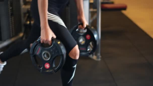 Jovem atraente está envolvida em fitness clube de esporte — Vídeo de Stock