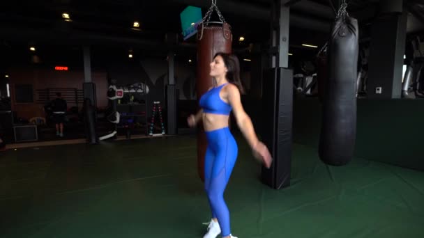 Νεαρή όμορφη γυναίκα κάνει απλές ασκήσεις και τέντωμα — Αρχείο Βίντεο