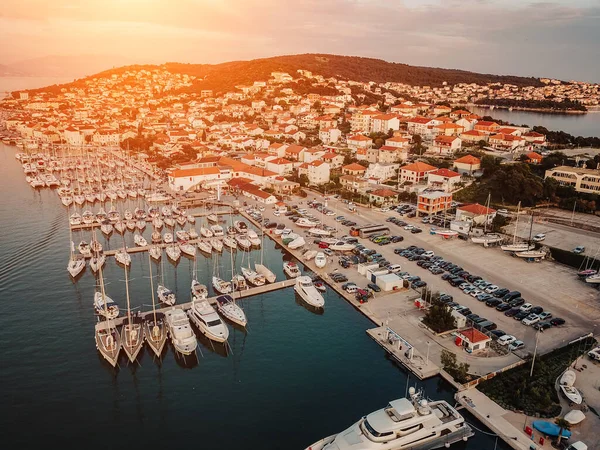 Uitzicht op de lucht, zeiljachten, motorjachten en catamarans, Kroatië — Stockfoto