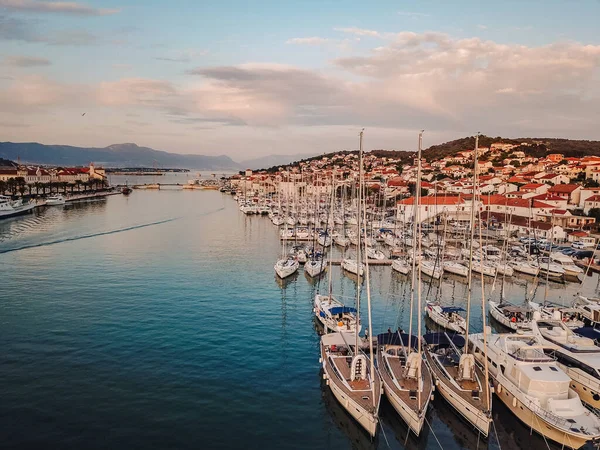 Uitzicht op de lucht, zeiljachten, motorjachten en catamarans, Kroatië — Stockfoto