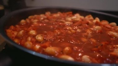 Tencerede taze fasulye.