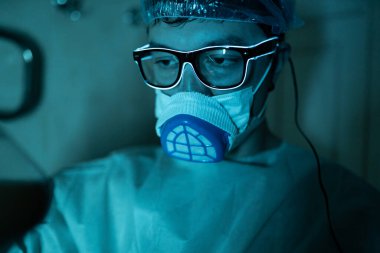 Genç erkek araştırmacı bilimsel deney yapıyor..