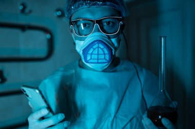 Genç erkek araştırmacı bilimsel deney yapıyor..