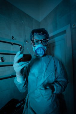 Genç erkek araştırmacı bilimsel deney yapıyor..