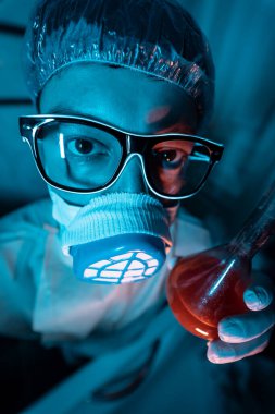 Genç erkek araştırmacı bilimsel deney yapıyor..