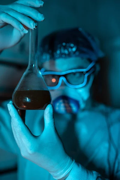 Young male researcher carrying out scientific experiment. — Stock Photo, Image