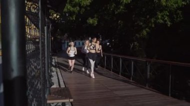 Sağlıklı yaşam tarzı kavramı. Spor kızları. Atletik genç kadınlar sabah egzersizleri yapıyor..