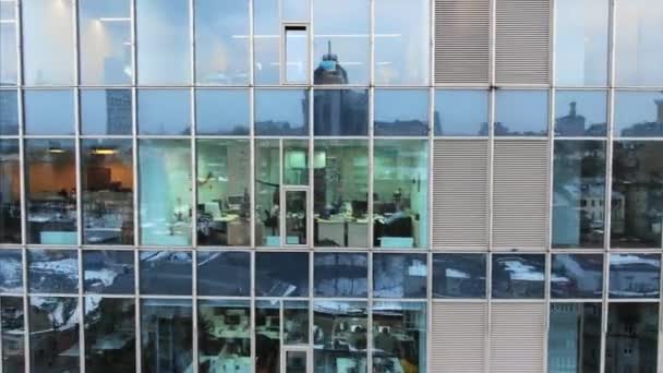 Уличное размышление о фасаде здания из стекла — стоковое видео