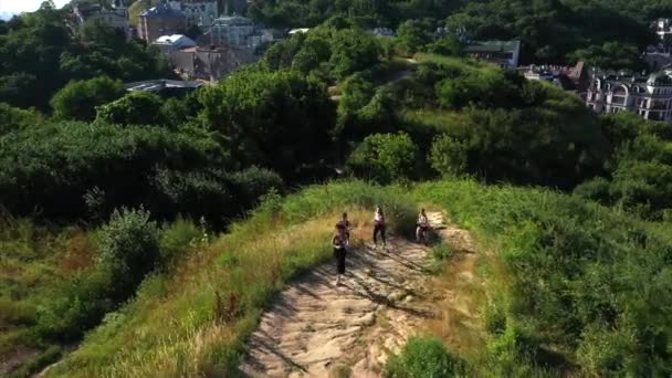 Meisjes joggen. Gezond levensstijl concept. Sportmeisjes. Atletische jonge vrouwen die ochtendoefeningen doen. — Stockvideo