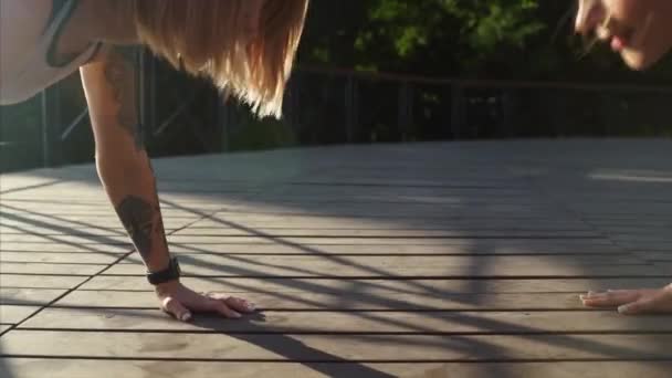 Chicas deportistas dedicadas a los deportes. Mujeres jóvenes atléticas haciendo ejercicios matutinos . — Vídeo de stock