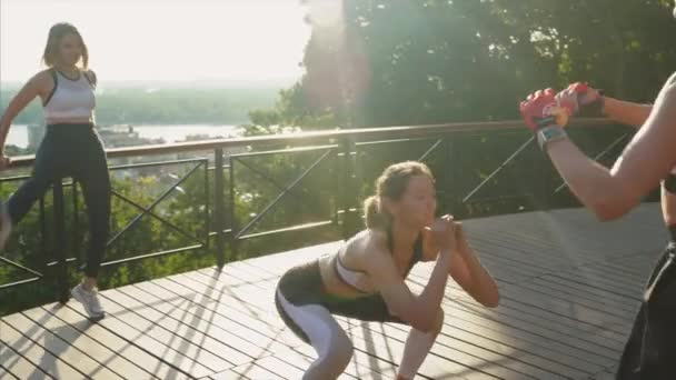 Chicas deportistas dedicadas a los deportes. Mujeres jóvenes atléticas haciendo ejercicios matutinos . — Vídeos de Stock