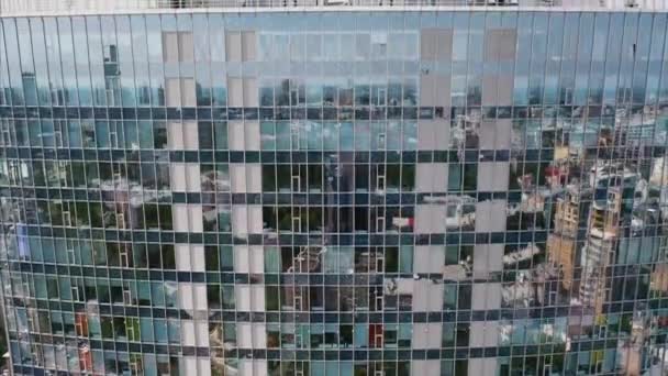 Réflexion de rue sur façade de bâtiment en acier verre — Video