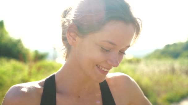 Hermosa joven sonriendo en el parque exterior — Vídeos de Stock