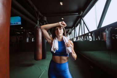 gülümseyerek kıza havlu ve alarak dinlenme salonunda holding uygun.