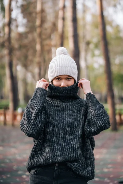 Emotion photo. Cute white emotional caucasian girl in the park — Stock Photo, Image