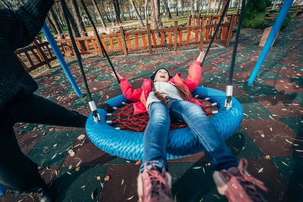 Joyeux enfant fille sur swing. Petit enfant jouant dans le pack d'automne . — Photo