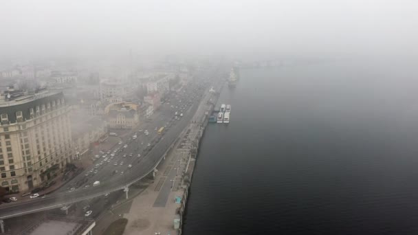 Een stad bedekt met mist. Stadsverkeer, vanuit de lucht bekeken — Stockvideo