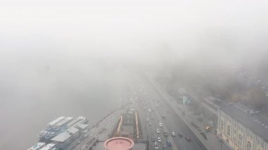 Sis kaplı bir şehir. Şehir trafiği, hava manzarası