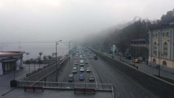 En stad täckt av dimma. Stadstrafik, flygsikt — Stockvideo