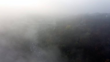 Sis kaplı bir şehir. Şehir trafiği, hava manzarası