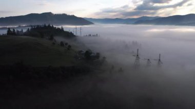 Güzel bir sonbahar gününde, sabah sis kefen renkli karışık orman havadan görünümü