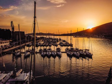 Hava manzarası, yelkenli yatlar, motorlu yatlar, Hırvatistan. Gün batımı
