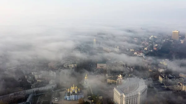 Вид з повітря на місто в тумані — стокове фото