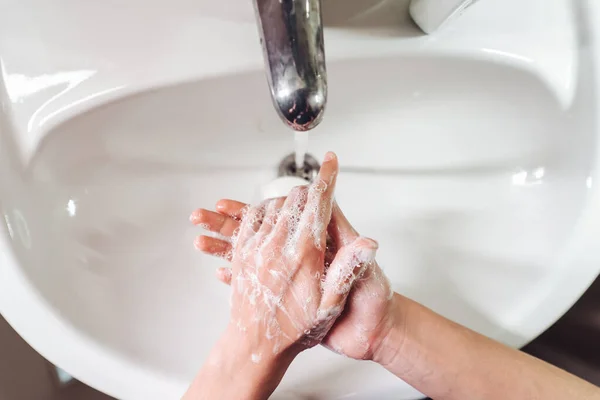 Koronavirüsten korunmak için ellerini yıkayan adam. — Stok fotoğraf
