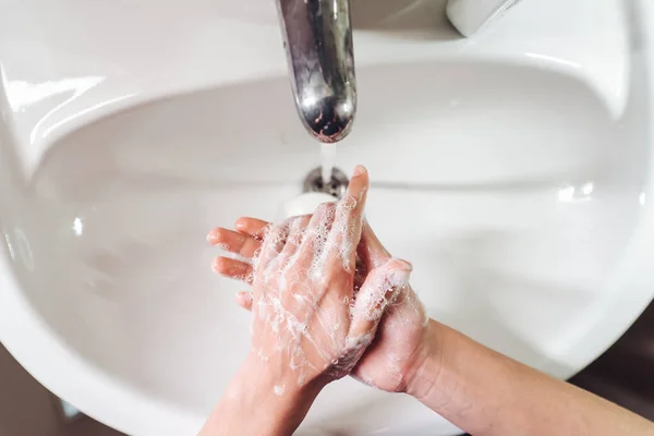 Man tvättar händerna för att skydda mot coronavirus — Stockfoto