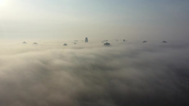 Luchtfoto van de stad in de mist. Wolkenkrabbers boven de mist — Stockvideo