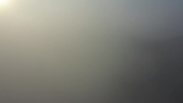 Una città coperta di nebbia. Traffico cittadino, vista aerea — Video Stock