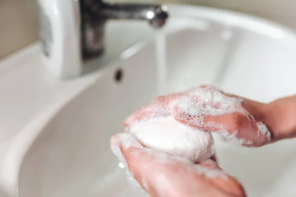 コロナウイルスから守るために手を洗う男 — ストック写真