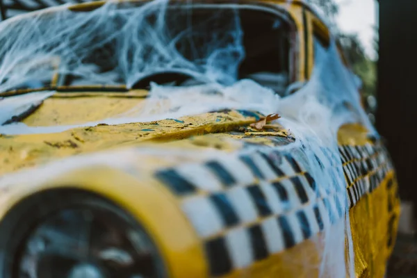 Staré retro žluté taxi zdobené pavučinami — Stock fotografie