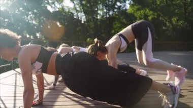 Güzel kadınlar ittiriyor. Kızlar sabah egzersizleriyle meşgul..