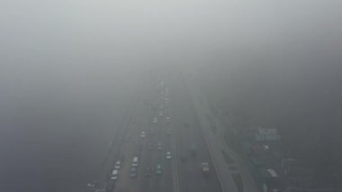 Sis kaplı bir şehir. Şehir trafiği, hava manzarası