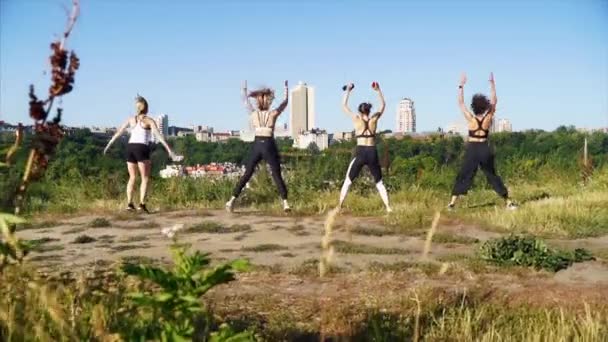 Atleta femminile impegnata nello sport. Atletiche giovani donne che fanno esercizi mattutini . — Video Stock