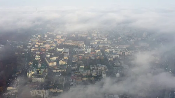 Letecký pohled na město v mlze — Stock fotografie