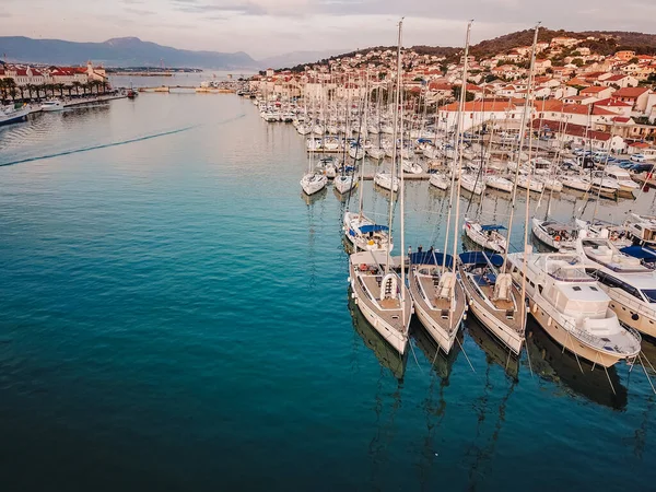 Uitzicht op de lucht, zeiljachten, motorjachten en catamarans, Kroatië — Stockfoto