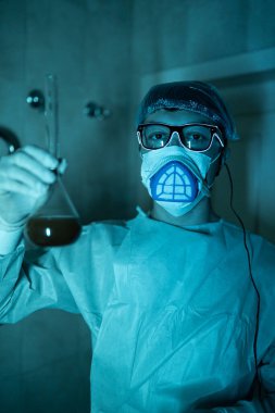 Genç erkek araştırmacı bilimsel deney yapıyor..