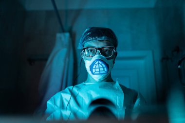 Genç erkek araştırmacı bilimsel deney yapıyor..