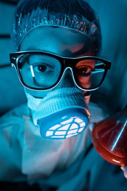 Genç erkek araştırmacı bilimsel deney yapıyor..