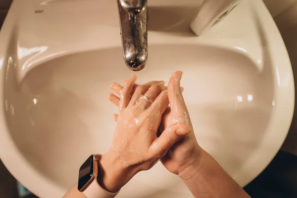 Ο άνθρωπος πλένει τα χέρια για να προστατεύσει από το coronavirus — Φωτογραφία Αρχείου