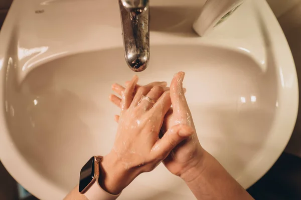 Man handen wassen om te beschermen tegen het coronavirus — Stockfoto